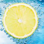Putzen Sie Ihre Zähne mit Zitronenwasser
